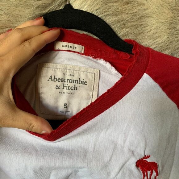 S red and white A&F tshirt - Picture 2 of 3